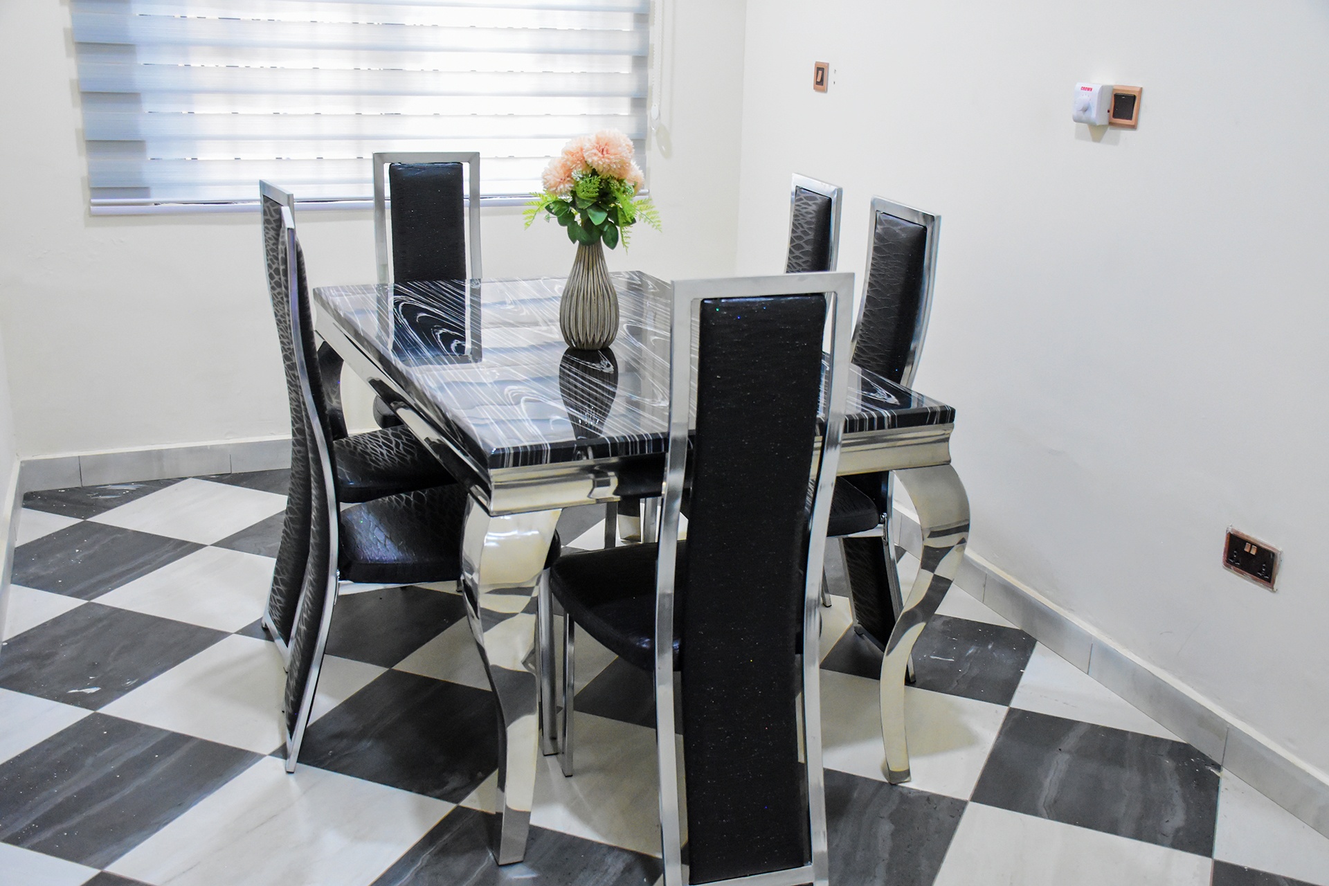Akua-Nimo-dining-room